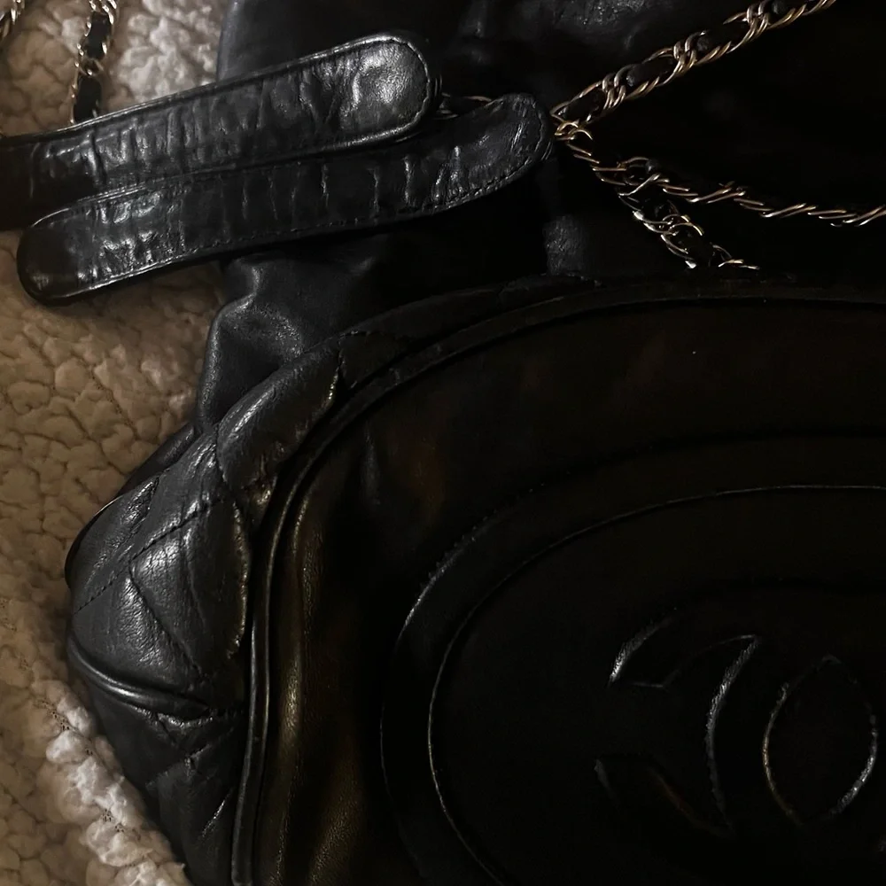 Black leather quilted bucket with double chain straps.  Exterior in GC - Picture 11 of 12